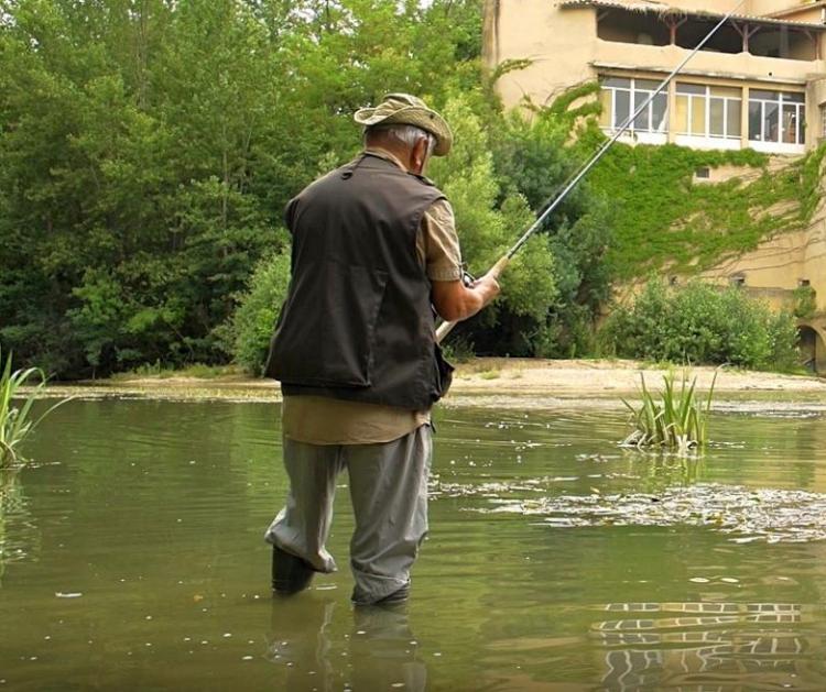 Pêche en Hauts Tolosans - pêcheur en bord de Save