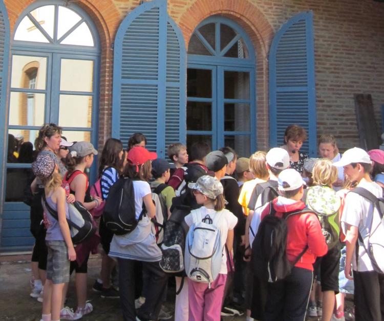 Enfants dans la cour de l'Office de Tourisme